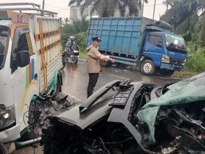 Innova Tabrak Truk Parkir di Muaro Jambi, Penumpang ASN Tanjabtim Tewas