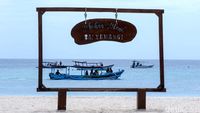 Pesona Laut Biru Pasir Putih Pulau Tabuhan