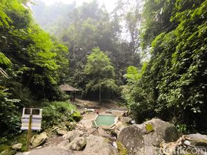 Sensasi Berendam Air Belerang dan Kesejukan Curug Cilengkrang Kuningan