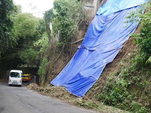 Retakan Tebing Kolonel Masturi Makin Lebar, Buka Tutup Jalan Diberlakukan Retakan Tebing Kolonel Masturi Makin Lebar, Buka Tutup Jalan Diberlakukan