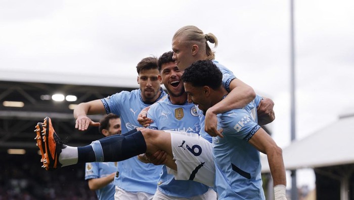 Soccer Football - Premier League - Fulham v Manchester City - Craven Cottage, London, Britain - May 25, 2025 Manchester Citys Erling Haaland celebrates scoring their second goal with teammates Action Images via Reuters/Andrew Couldridge EDITORIAL USE ONLY. NO USE WITH UNAUTHORIZED AUDIO, VIDEO, DATA, FIXTURE LISTS, CLUB/LEAGUE LOGOS OR LIVE SERVICES. ONLINE IN-MATCH USE LIMITED TO 120 IMAGES, NO VIDEO EMULATION. NO USE IN BETTING, GAMES OR SINGLE CLUB/LEAGUE/PLAYER PUBLICATIONS. PLEASE CONTACT YOUR ACCOUNT REPRESENTATIVE FOR FURTHER DETAILS..