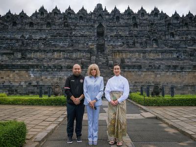 Potret Menpar Widiyanti Bersama Ibu Negara Prancis di Candi Borobudur