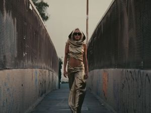 Miley Cyrus Tegaskan Gaun Emas di MV Flowers Bukan Nyindir Jennifer Lawrence Miley Cyrus Tegaskan Gaun Emas di MV Flowers Bukan Nyindir Jennifer Lawrence