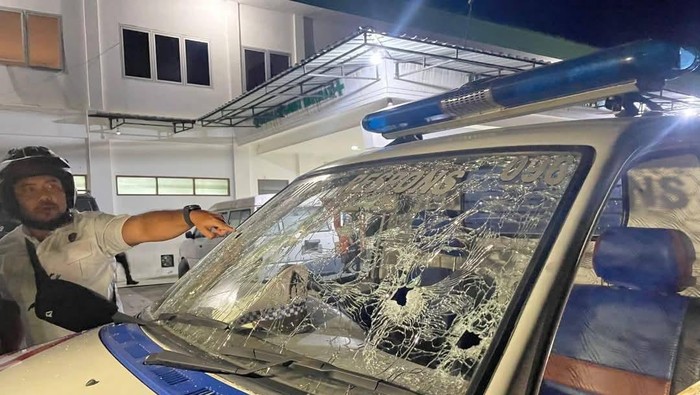 Mobil Satlantas Polres Jayawijaya rusak ditembak OTK depan RSUD Wamena. Mobil Satlantas Polres Jayawijaya rusak ditembak OTK depan RSUD Wamena.