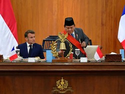 Momen Macron Makan Bareng Taruna Akmil, Dimulai Saat Prabowo Pukul Lonceng