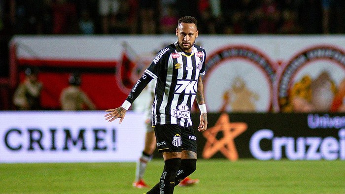 Neymar SALVADOR, BRAZIL - MAY 25: Neymar Jr. of Santos looks on during the Brasileirao 2025 match between Vitoria and Santos at Manoel Barradas Stadium on May 25, 2025 in Salvador, Brazil. (Photo by Alexandre Oliveira/Sports Press Photo/Getty Images)