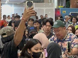 Momen Go Youn Jung Dikerubungi Fans Saat Tiba di Bandara Ngurah Rai