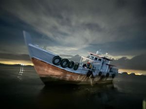 Polisi Tangkap Kapal Kayu Angkut 10 Ton Solar Tanpa Dokumen Resmi di Batam Polisi Tangkap Kapal Kayu Angkut 10 Ton Solar Tanpa Dokumen Resmi di Batam
