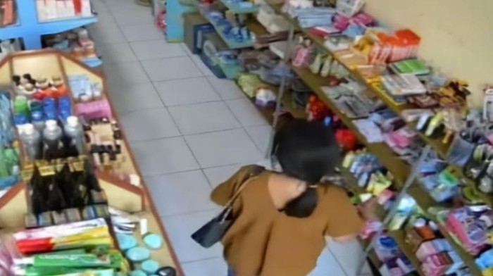 Pelaku pencurian kosmetik di Pasuruan dikala terekam CCTV