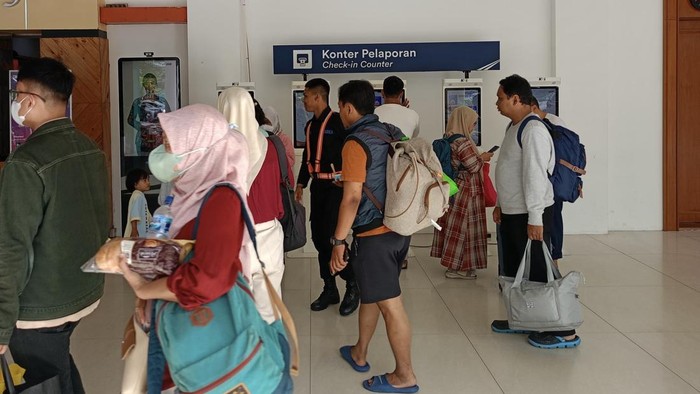Penumpang kereta api di saat  libur panjang Isa Almasih