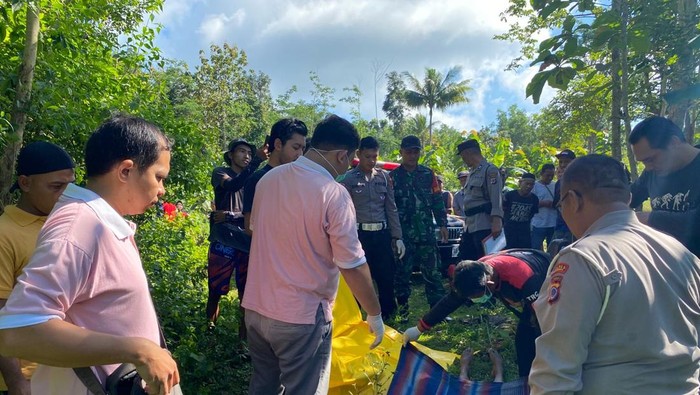 Petugas dikala mengevakuasi lelaki tanpa identitas yang didapatkan meninggal dunia di tengah ladang, Patuk, Gunungkidul, Jumat (30/5/2025). Petugas dikala mengevakuasi lelaki tanpa identitas yang didapatkan meninggal dunia di tengah ladang, Patuk, Gunungkidul, Jumat (30/5/2025). mayat misterius