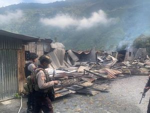 10 Rumah Kepala Distrik-Pejabat Pemkab Puncak Jaya Diduga Dibakar OTK 10 Rumah Kepala Distrik-Pejabat Pemkab Puncak Jaya Diduga Dibakar OTK