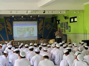Polisi Blitar Kota Ajak Santri Al Bahjah Tertib Lalu Lintas Polisi Blitar Kota Ajak Santri Al Bahjah Tertib Lalu Lintas