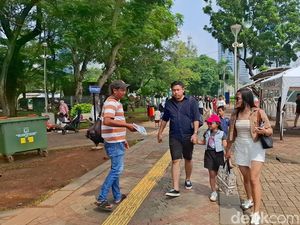 Berharap Emas dari Kamera Lawas dan Monas