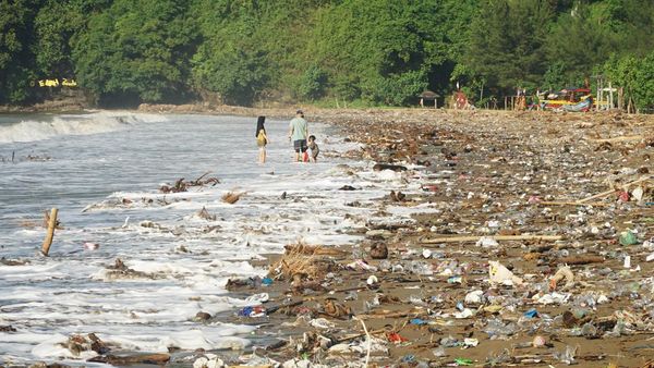 Sampah Timbun Pantai Gemah Usai Banjir Bandang