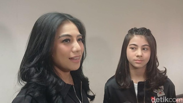 Berita Seputar Selebriti Insertlive Terkini : Putrinya Sudah Beranjak Remaja, Siti KDI Larang Anak Miliki Crush