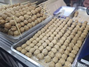 Seru! Jajan Kebab hingga Bakso Bakar Jumbo di Jalan Semangka Seru! Jajan Kebab hingga Bakso Bakar Jumbo di Jalan Semangka