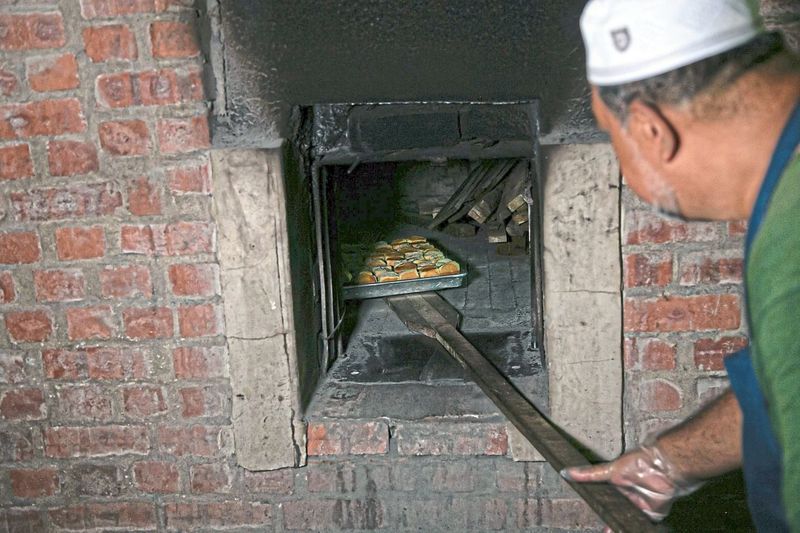 Toko Roti Rumahan Sejak 1949 Masih Bertahan hingga Generasi KetigaRoti yang dibuat secara tradisional dengan dibakar di dalam kebuk bata merah menggunakan kayu api dan tempurung kelapa. Keenakan roti yang manis dan lembut berbaur asap kayu itu memberikan pengalaman tersendiri bagi yang pertama kali mencuba.   Kilang Roti Mokhtar ini masih bertahan merentasi masa sejak beroperasi pada 1949, sekalipun bersaing dengan pelbagai jenis roti berjenama yang mudah didapati di pasaran.--fotoBERNAMA (2025) HAK CIPTA TERPELIHARA