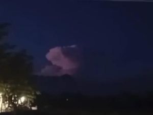 Heboh Kilatan Petir Bak Erupsi di Gunung Kelud, Begini Kata PVMBG Heboh Kilatan Petir Bak Erupsi di Gunung Kelud, Begini Kata PVMBG