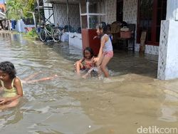 Banjir Rob di Bangkalan, Warga Khawatirkan Anak-anak Main di Genangan
