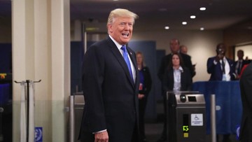 Trump Resmi Larang Warga 12 Negara Masuk AS Meski Tuai Kecaman