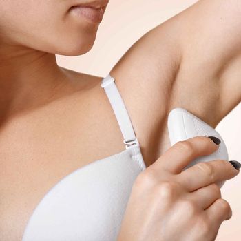 Beralih ke Deodoran yang Cocok di Kulitmu/ Foto: freepik.com/user18526052