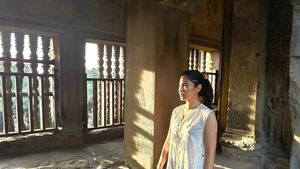 Potret Dian Sastro Liburan di Angkor Wat, Semua Terasa Familiar