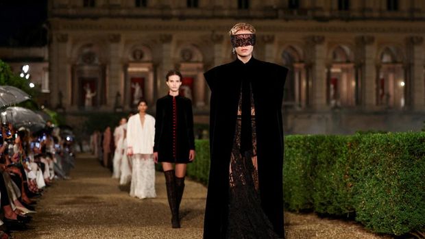 Models present creations by designer Maria Grazia Chiuri during the Christian Dior Cruise 2026 collection show at Villa Albani Torlonia in Rome, Italy, May 27, 2025. REUTERS/Guglielmo Mangiapane