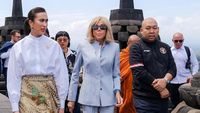 Foto: Gaya Menpar RI Temani Brigitte Macron di Borobudur, Elegan Berkain Batik