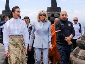 Foto: Gaya Menpar RI Temani Brigitte Macron di Borobudur, Elegan Berkain Batik Foto: Gaya Menpar RI Temani Brigitte Macron di Borobudur, Elegan Berkain Batik