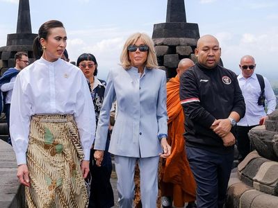 Foto: Gaya Menpar RI Temani Brigitte Macron di Borobudur, Elegan Berkain Batik