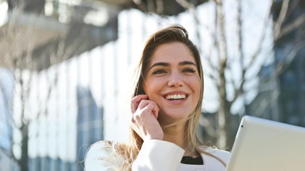 Ilustrasi Seorang Perempuan Tertawa Bahagia/ Foto: pexels.com/Andrea Piacquadio