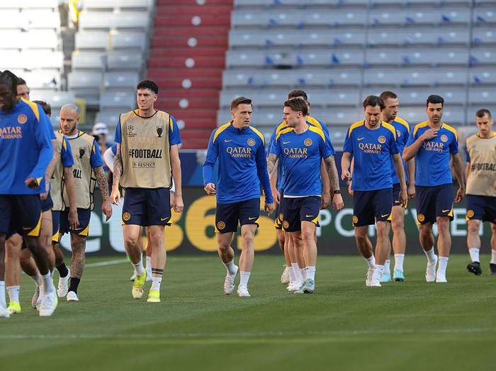 MUNICH, GERMANY - MAY 30: The players warm up together during the FC Internazionale training session ahead of the UEFA Champions League Final 2025 between Paris Saint-Germain and FC Internazionale Milano at Munich Football Arena on May 30, 2025 in Munich, Germany. (Photo by Jonathan Moscrop/Getty Images)