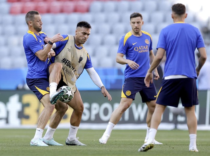 MUNICH, GERMANY - MAY 30: (L-R) Stefan de Vrij of Internazionale, Lautaro Martinez of Internazionale  during the   Training Internazionale in Munich at the Allianz Arena on May 30, 2025 in Munich Germany (Photo by Rico Brouwer/Soccrates/Getty Images)