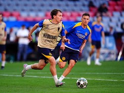 Nicolo Barella (kiri) menggiring bola. Gelandang Inter itu tampaknya bakal menjadi starter. (Foto: PA Images via Getty Images/Mike Egerton - PA Images)