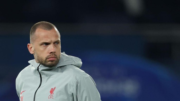 John Heitinga PARIS, FRANCE - MARCH 5: assistant coach John Heitinga of Liverpool during the warming up during the UEFA Champions League match between Paris Saint Germain v Liverpool at the Parc des Princes on March 5, 2025 in Paris France (Photo by Rico Brouwer/Soccrates/Getty Images)