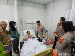 Kapolda Jabar Jenguk Korban Selamat Longsor Gunung Kuda