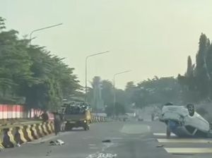 Mobil Terbalik di Exit Tol Sentul Utara, 2 Orang Luka-luka Mobil Terbalik di Exit Tol Sentul Utara, 2 Orang Luka-luka