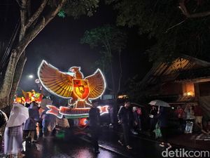 Khidmat! Kirab Pancasila Tetap Digelar Meski Kota Blitar Diguyur Hujan Khidmat! Kirab Pancasila Tetap Digelar Meski Kota Blitar Diguyur Hujan