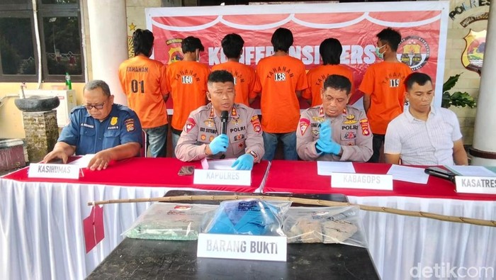 Mahasiswa Bima Tersangka Konferensi pers 6 mahasiswa yang ditetapkan selaku tersangka perusakan kendaraan beroda empat Disnak dan Keswan Kabupaten Bima, di Mapolres Bima, Sabtu, (31/5/2025). (Dok. Rafiin/detikBali)