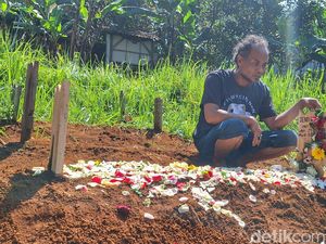 Duka Mendalam Keluarga Dendi Korban Longsor Gunung Kuda Cirebon