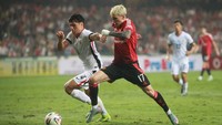 Ini merupakan momen Alejandro Garnacho bersaing berebut bola dengan pemain Hong Kong. (Foto: Getty Images/Eurasia Sport Images)