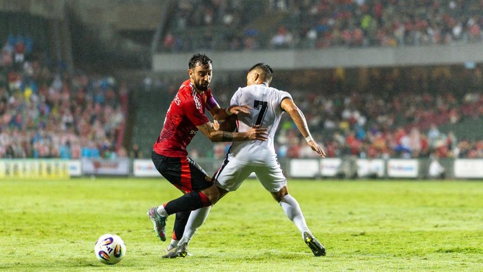 Manchester United HONG KONG, CHINA - MAY 30: Bruno Fernandes of Manchester United is challenged by Juninho of Hong Kong during the match between Manchester United and Hong Kong at Hong Kong Stadium on May 30, 2025 in Hong Kong, China. (Photo by Manchester United/Manchester United via Getty Images)