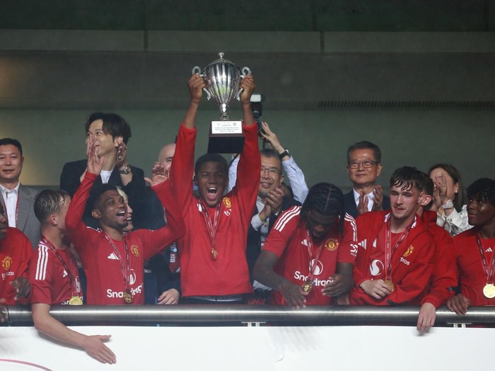 HONG KONG, CHINA - MAY 30: Players of Manchester United pose with trophy after winning the match against Hong Kong at Hong Kong Stadium on May 30, 2025 in Hong Kong, China. (Photo by Thomas Tang/Eurasia Sport Images/Getty Images)