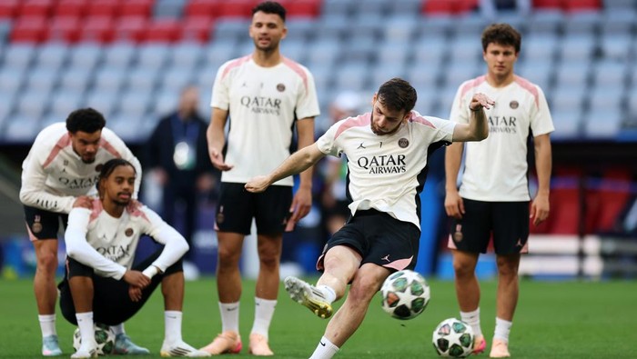 Paris Saint-Germain Khvicha Kvaratskhelia of Paris Saint-Germain shoots during a Paris Saint-Germain training session ahead of the UEFA Champions League Final 2025 between Paris Saint-Germain and FC Internazionale Milano at Munich Football Arena on May 30, 2025 in Munich, Germany. (Photo by Maja Hitij - UEFA/UEFA via Getty Images)