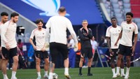 Luis Enrique memantau persiapan para pemainnya di PSG. (Foto: Jose Breton/Pics Action/NurPhoto via Getty Images)