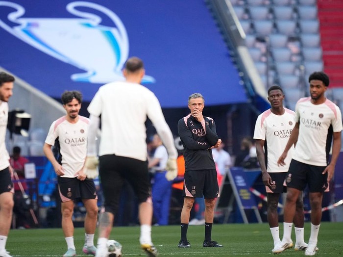 Luis Enrique head coach of PSG during the warm-up ahead of the UEFA Champions League Final 2025 between Paris Saint-Germain and FC Internazionale Milano at Allianz Arena on May 30, 2025 in Munich, Germany.