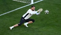 Gianluigi Donnarumma berlatih di bawah mistar. Dia bisa menjadi tembok kuat di PSG. (Foto: Getty Images/Stu Forster)