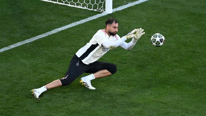 MUNICH, GERMANY - MAY 30: Gianluigi Donnarumma of Paris Saint-Germain makes a save during a Paris Saint-Germain training session ahead of the UEFA Champions League Final 2025 between Paris Saint-Germain and FC Internazionale Milano at Munich Football Arena on May 30, 2025 in Munich, Germany. (Photo by Stu Forster/Getty Images)