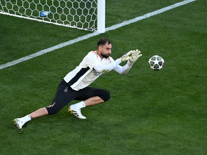 MUNICH, GERMANY - MAY 30: Gianluigi Donnarumma of Paris Saint-Germain makes a save during a Paris Saint-Germain training session ahead of the UEFA Champions League Final 2025 between Paris Saint-Germain and FC Internazionale Milano at Munich Football Arena on May 30, 2025 in Munich, Germany. (Photo by Stu Forster/Getty Images)